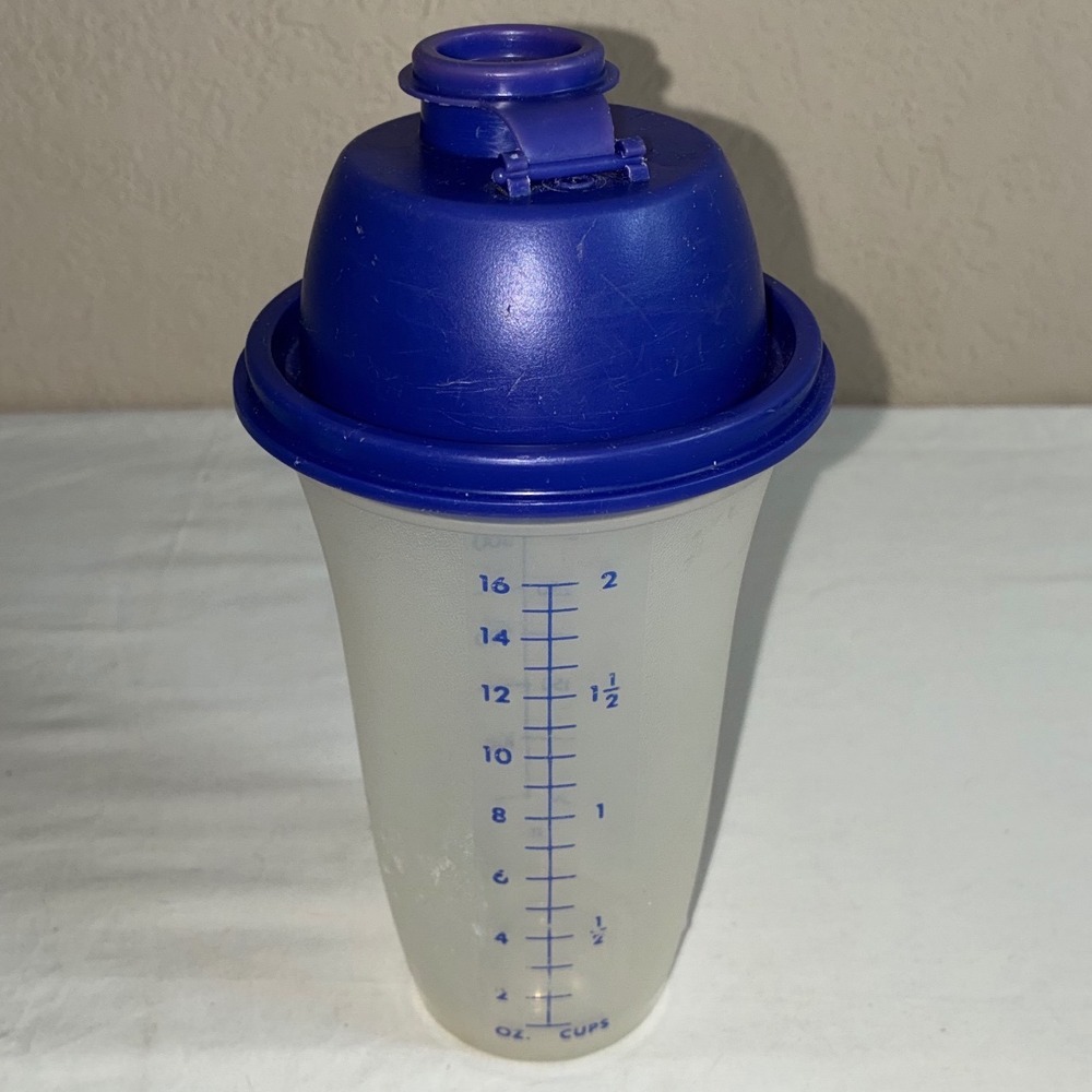 VTG Tupperware Quick Shake container, a 2-cup (16 oz)